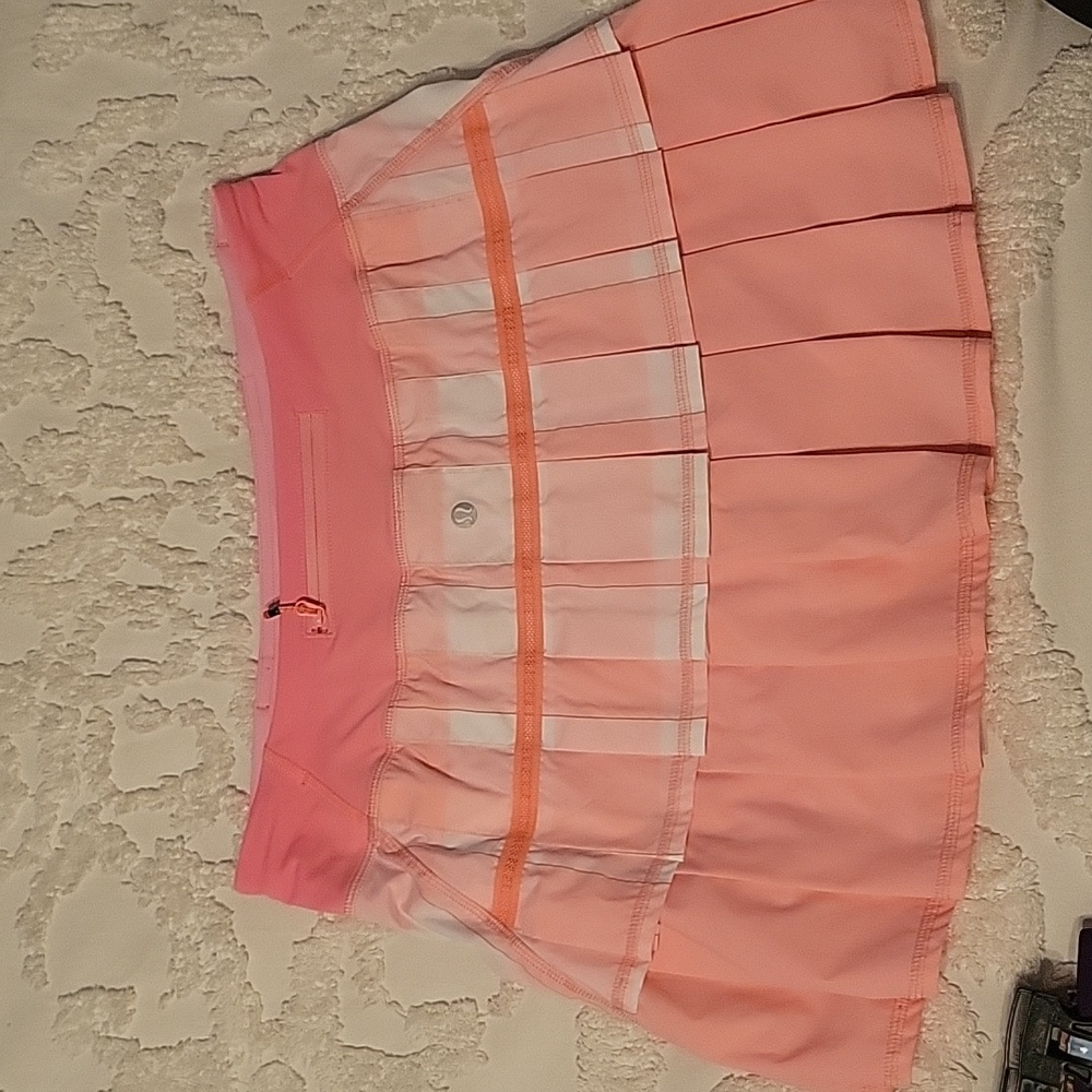 Vintage Lululemon peach and white Tennis skort. Size 6 tall.